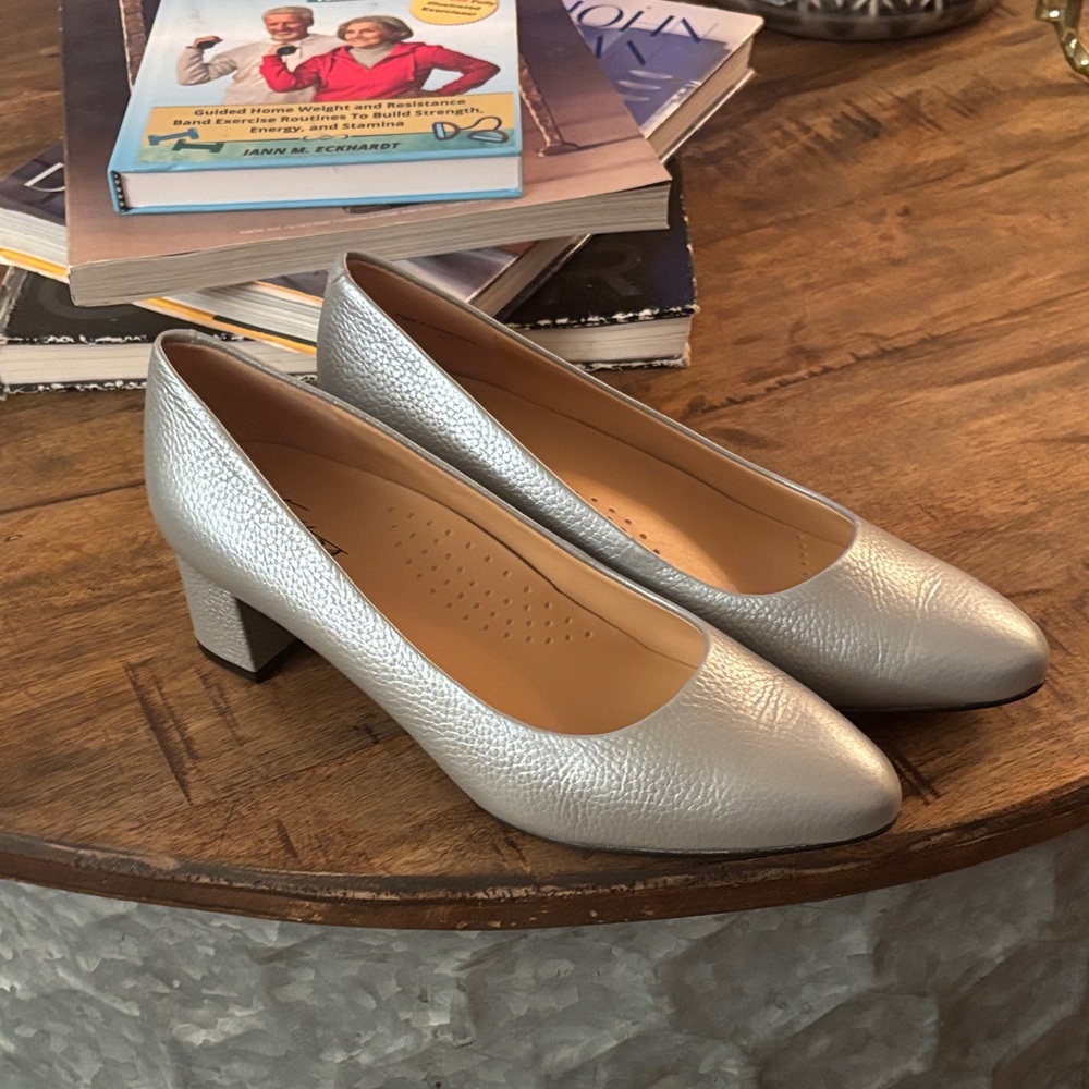 Women's Trotters Kari Grey Pearlized
New - size 7 1/2